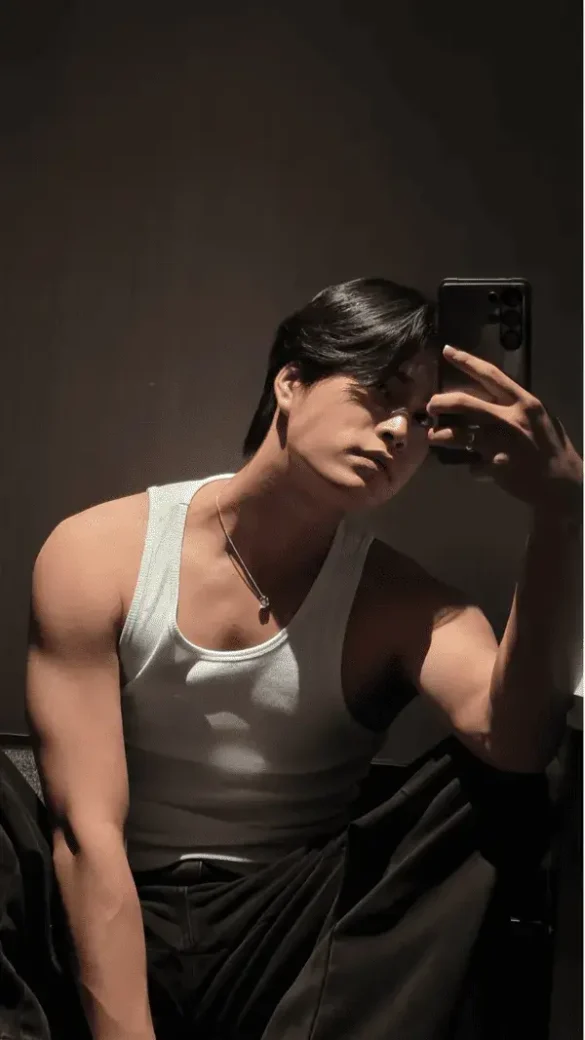 Gemini Norawit Titicharoenrak selfie trước gương