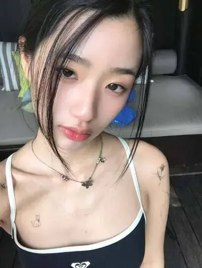 tu-tontawan-tantivejakul-hinh-anh-5 Tu Tontawan Tantivejakul áo ba lỗ selfie khoe hình xăm nhỏ