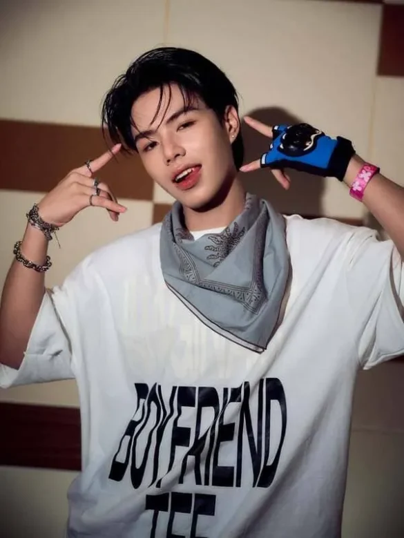 aungpao-ochiris-suwanacheep-hinh-anh-14 Ảnh Aungpao Ochiris Suwanacheep mặc áo trắng bandana tạo dáng vui