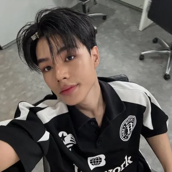 aungpao-ochiris-suwanacheep-hinh-anh-5 Selfie của Aungpao Ochiris Suwanacheep trong hậu trường mặc áo polo