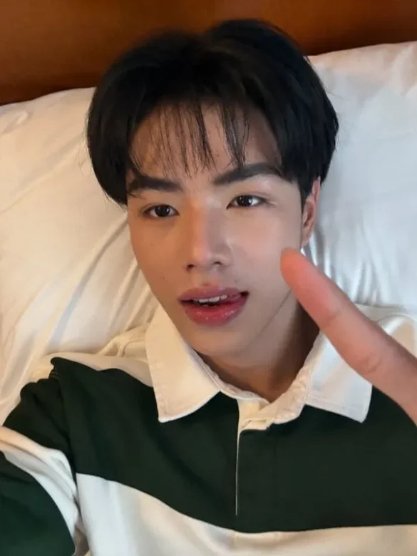 aungpao-ochiris-suwanacheep-hinh-anh-8 Ảnh Aungpao Ochiris Suwanacheep nằm trên giường selfie áo polo xanh