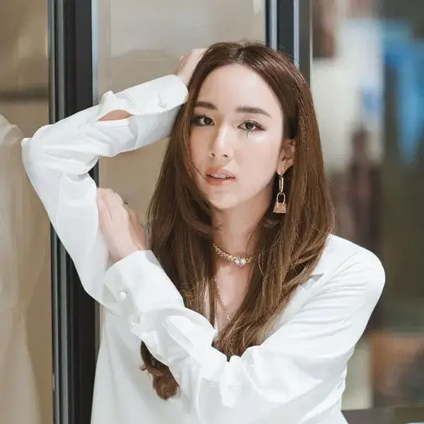 Tiểu sử Aye Sarunchana Apisamaimongkol