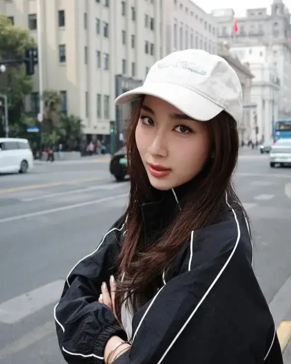 Aye Sarunchana Apisamaimongkol đội mũ trăng cực cool