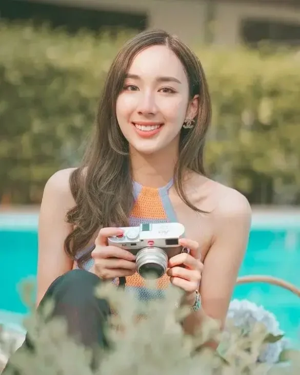 Aye Sarunchana Apisamaimongkol cười tươi