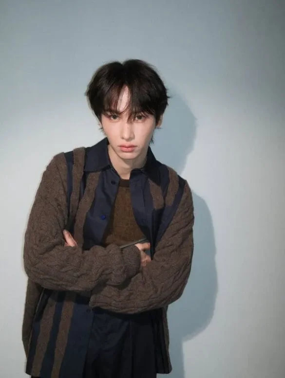 Hình Gun Atthaphan Phunsawat mặc áo cardigan nâu sọc phong cách vintage