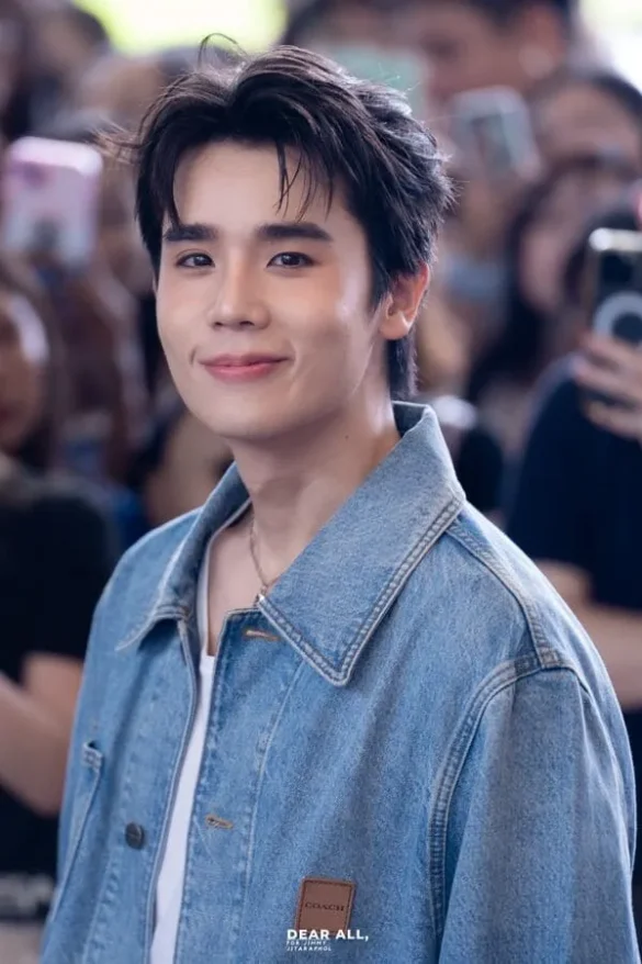 Jimmy Jitaraphol Potiwihok khoác áo denim giữa đám đông fan