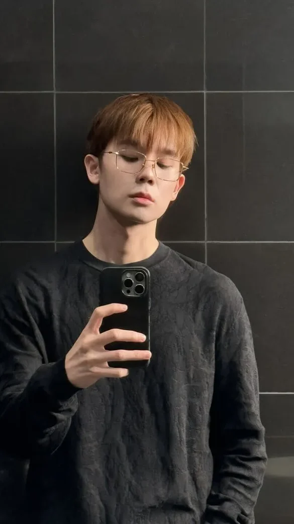 Jimmy Jitaraphol Potiwihok selfie gương tóc nâu đeo kính