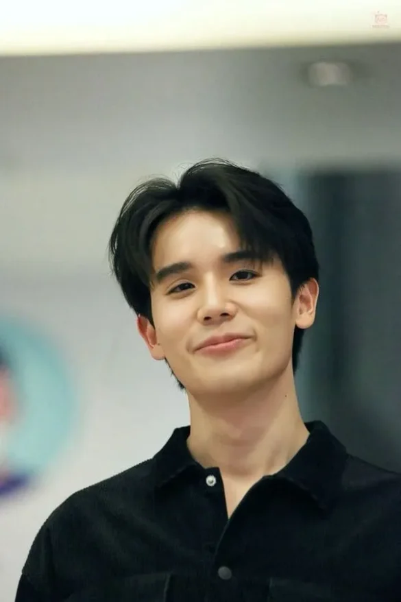 Jimmy Jitaraphol Potiwihok profile áo đen cười nhẹ nhàng