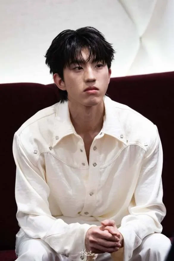ken-kanthee-limpitkranon-hinh-anh-17 Kenji Kanthee Limpitkranon mặc áo trắng ngồi ghế đỏ