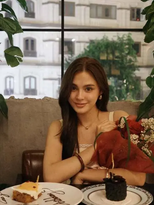 marissa-lloyd-hinh-anh-5 Marissa Lloyd ngồi bàn ăn ngoài trời bên bó hoa đỏ và bánh ngọt mừng sinh nhật