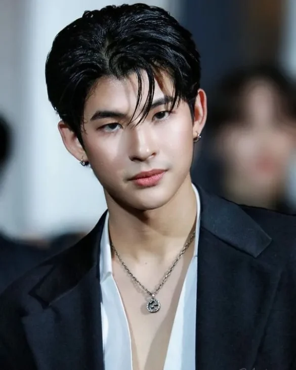 Hình ảnh Mark Pakin Kunaanuwit diện vest đen sơ mi trắng đeo dây chuyền