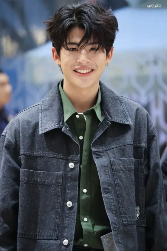 Mark Pakin Kunaanuwit cười tươi mặc áo khoác denim xanh sơ mi xanh