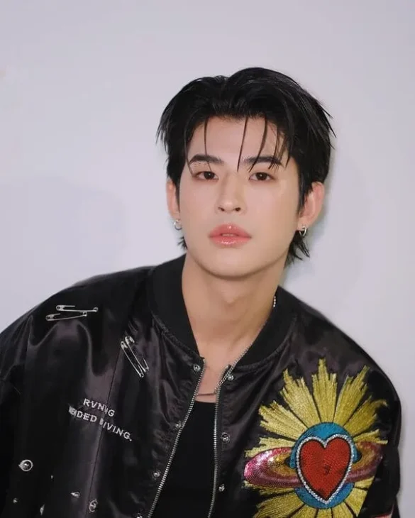 Hình ảnh Mark Pakin Kunaanuwit mặc áo bomber đen thêu họa tiết trái tim