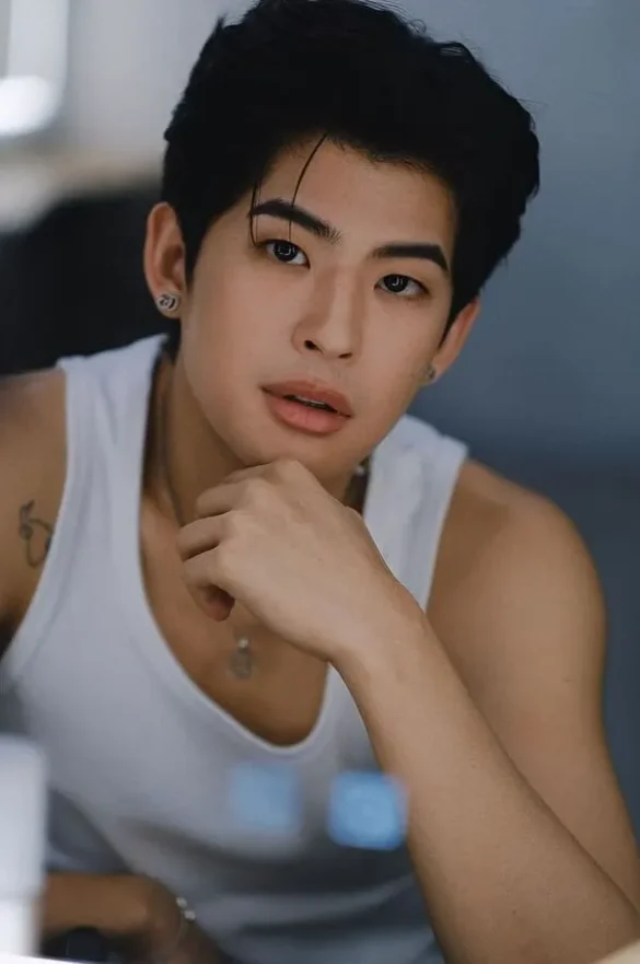 Mark Pakin Kunaanuwit mặc áo tank top trắng chụp cận mặt nghệ thuật