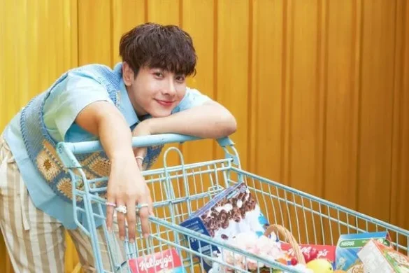 Mix Sahaphap Wongratch cười tươi tựa xe đẩy siêu thị áo xanh