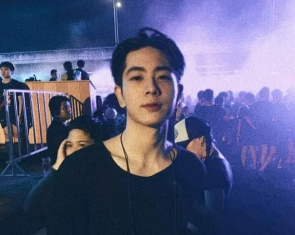 Mix Sahaphap Wongratch mặc áo đen selfie tại sự kiện âm nhạc
