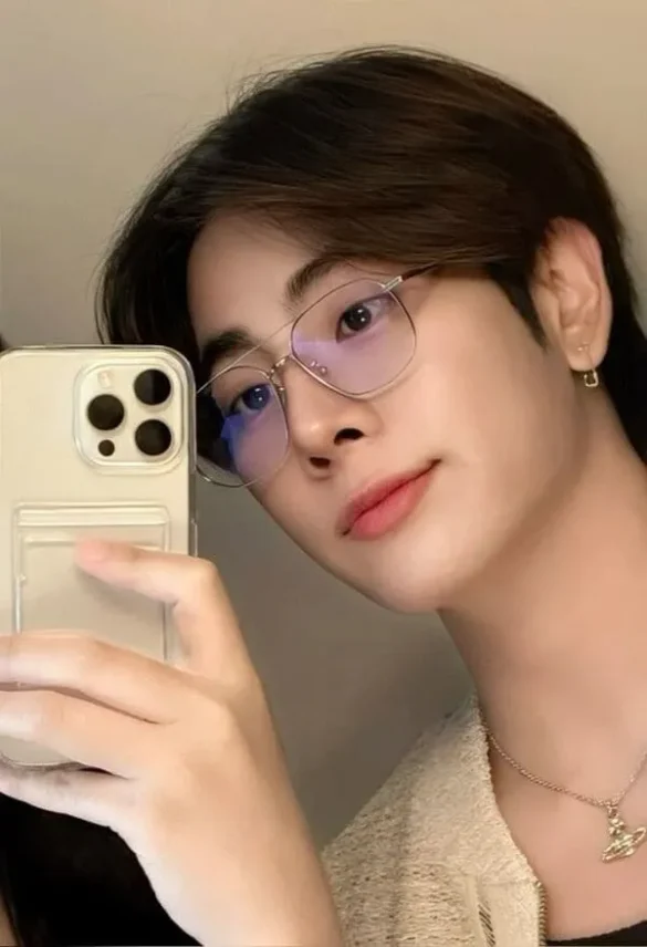 Hình Mix Sahaphap Wongratch đeo kính cận selfie gương đeo dây chuyền