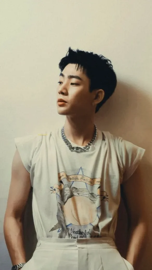 Hình ảnh Off Jumpol Adulkittiporn mặc áo tank top trắng đeo dây chuyền