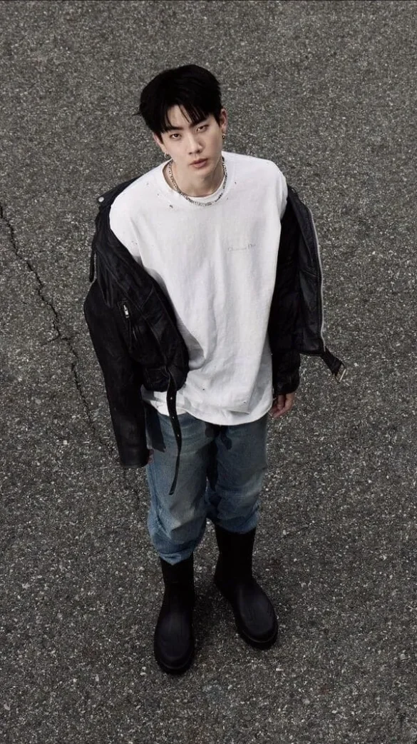 Hình Off Jumpol Adulkittiporn chụp toàn thân phong cách streetwear trắng đen
