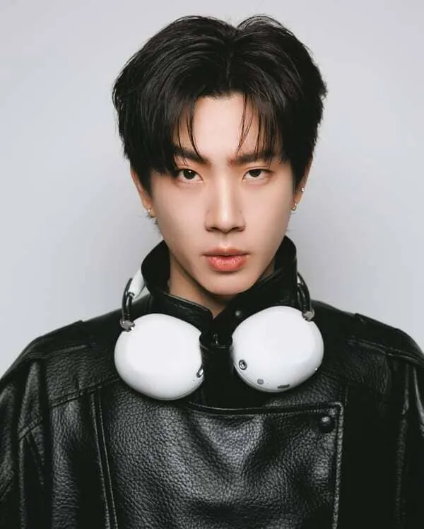 Ảnh Off Jumpol Adulkittiporn mặc áo da đen đeo headphone trắng