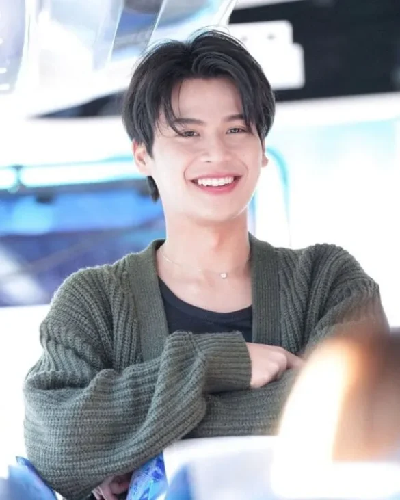 Ohm Thipakorn Thitathan nở nụ cười rạng rỡ cardigan xanh rêu trẻ trung