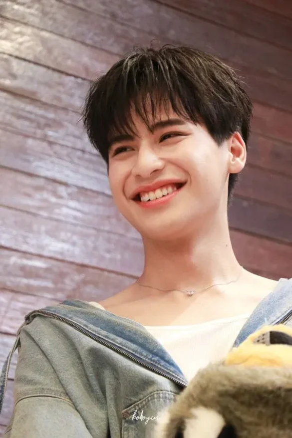 Ohm Thipakorn Thitathan cười rạng ngời tại fan meeting áo denim trắng