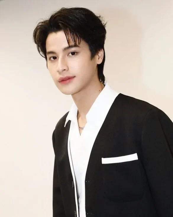 Ảnh Ohm Thipakorn Thitathan lịch lãm cardigan đen phối sơ mi trắng