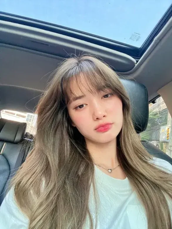 Piploy Kanyarat Ruangrung selfie trong xe
