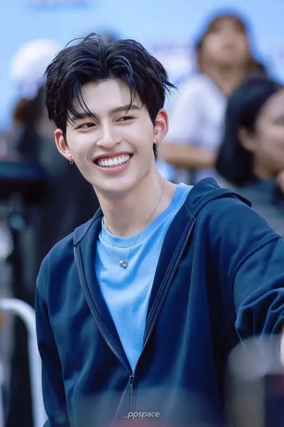pond-naravit-lertratkosum-hinh-anh-11 Pond Naravit Lertratkosum cười rạng rỡ hoodie xanh navy tại sự kiện ngoài trời
