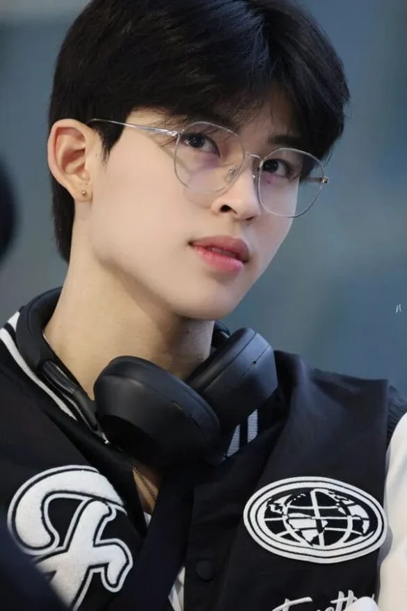 pond-naravit-lertratkosum-hinh-anh-5 Hình ảnh Pond Naravit Lertratkosum đeo kính trong headphone áo varsity đen