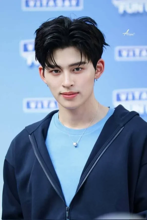pond-naravit-lertratkosum-hinh-anh-6 Pond Naravit Lertratkosum tại sự kiện hoodie xanh navy áo xanh pastel