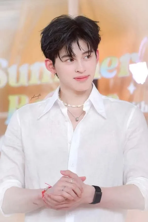 pond-naravit-lertratkosum-hinh-anh-7 Ảnh Pond Naravit Lertratkosum sơ mi trắng vòng cổ ngọc trai tại fan meeting