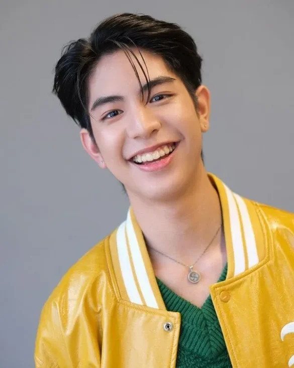 Ảnh Sea Dechchart Tasilp cười rạng rỡ trong áo varsity vàng xanh