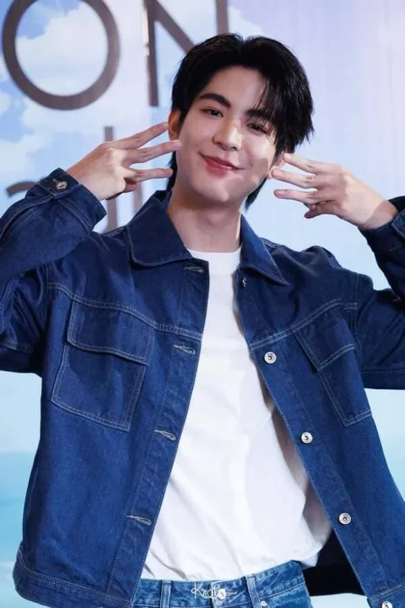 Sea Dechchart Tasilp tạo dáng đáng yêu mặc áo khoác denim xanh