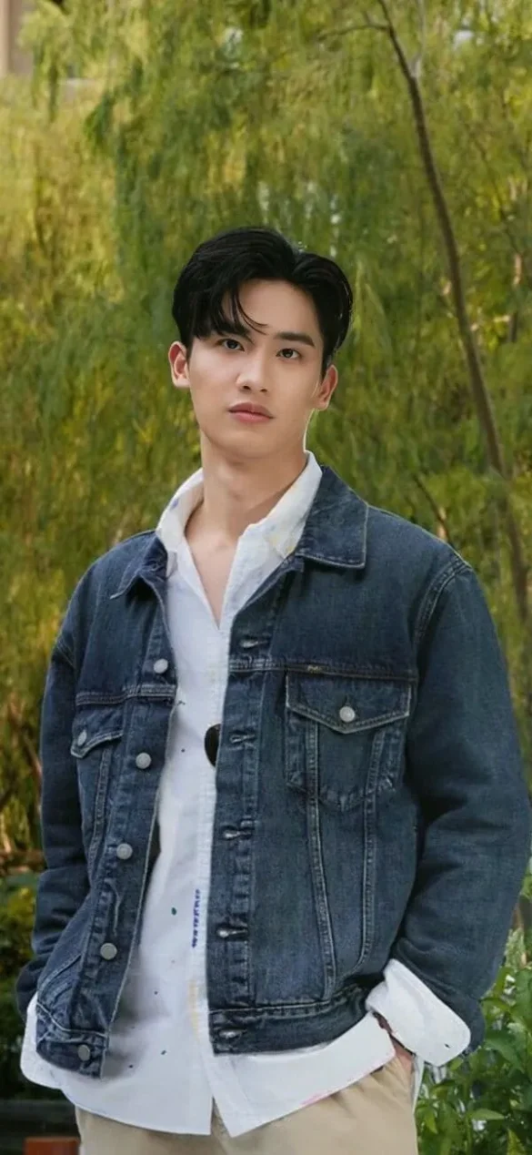 Tay Tawan Vihokratana khoác áo denim đứng giữa cây xanh