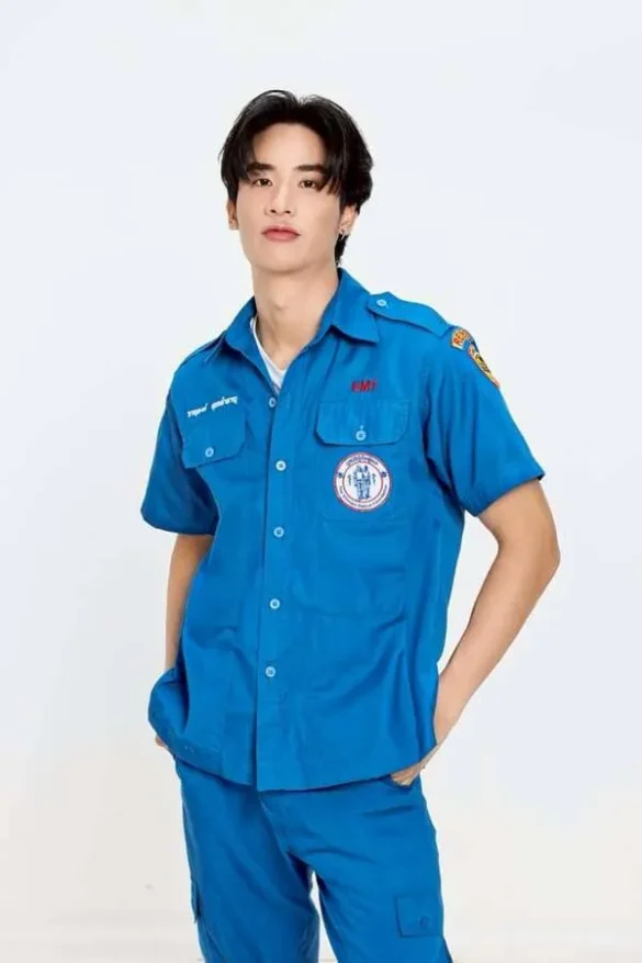 Tay Tawan Vihokratana profile diện đồng phục xanh dương công vụ