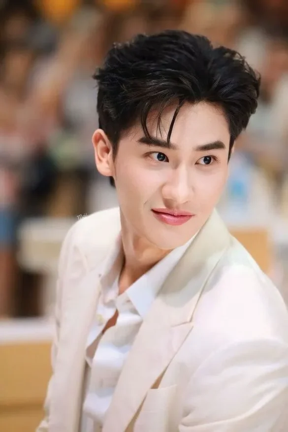 Tay Tawan Vihokratana là ai diện vest trắng tại sự kiện