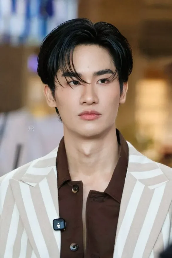 Tay Tawan Vihokratana khoác blazer sọc phối áo nâu