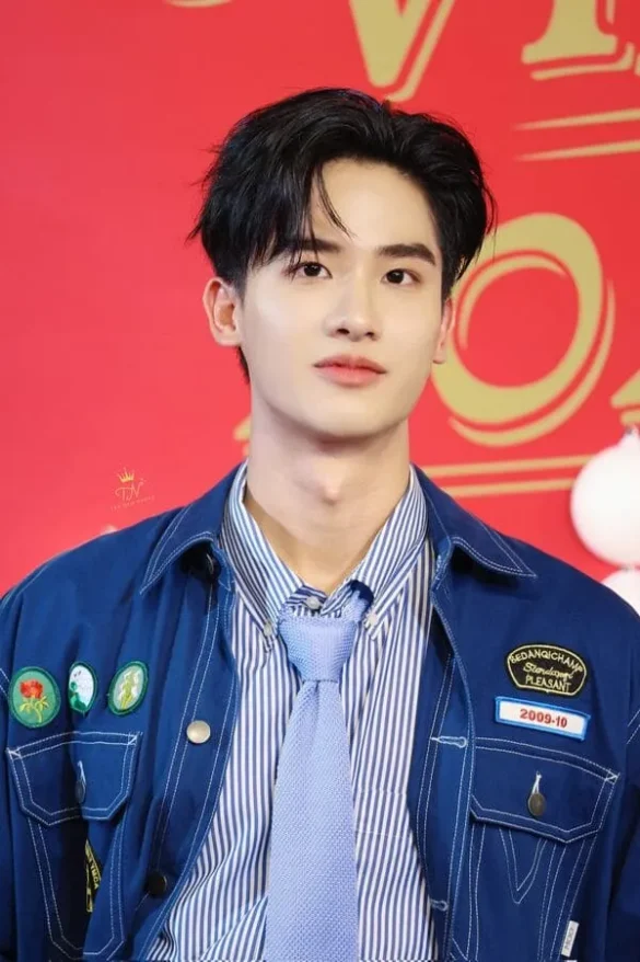 Tay Tawan Vihokratana tiểu sử diện áo denim thắt cà vạt