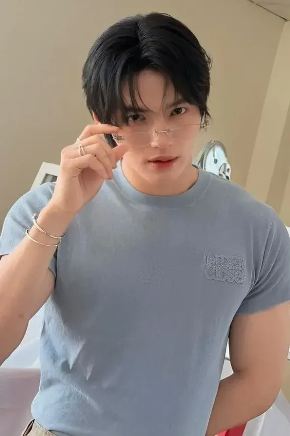 Metawin Opas-iamkajorn pose dáng với mắt kính