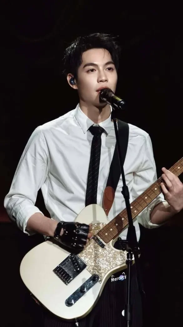 First Kanaphan Puitrakul hát và chơi guitar trên sân khấu biểu diễn