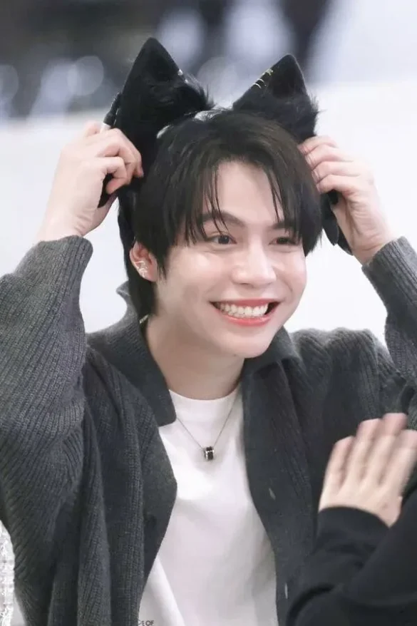 First Kanaphan Puitrakul đội băng đô tai mèo cười tươi vui vẻ