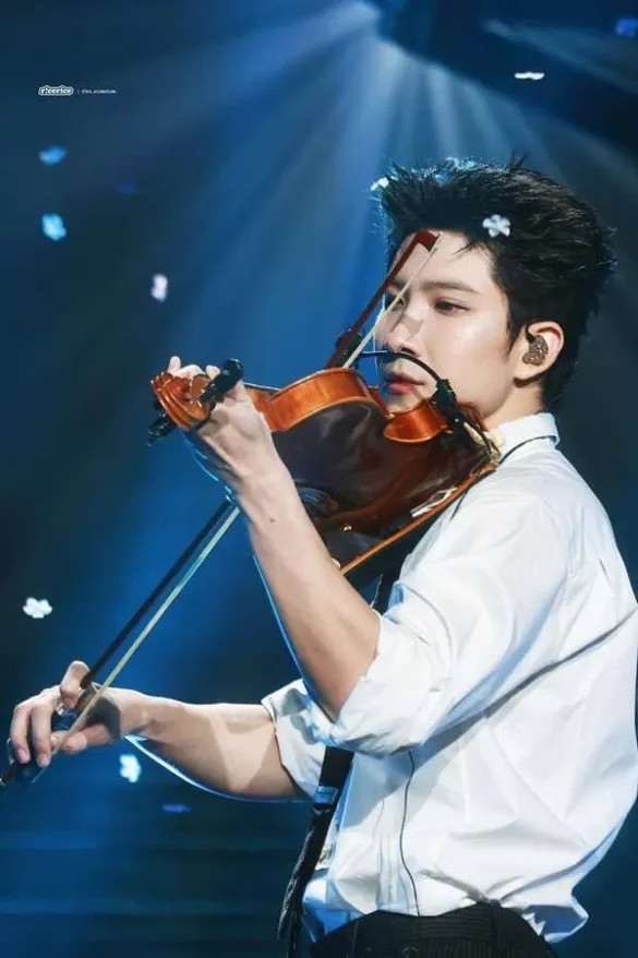 First Kanaphan Puitrakul biểu diễn violin trên sân khấu ánh sáng xanh