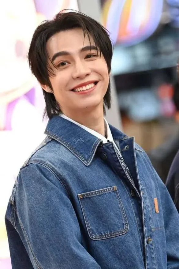 First Kanaphan Puitrakul là ai qua khoảnh khắc cười tươi áo denim