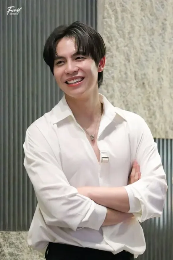 First Kanaphan Puitrakul khoanh tay cười rạng rỡ trong áo sơ mi trắng