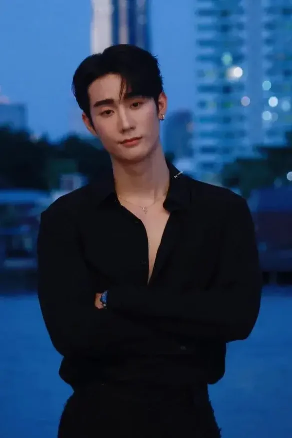 Force Jiratchapong Srisang sơ mi đen lịch lãm