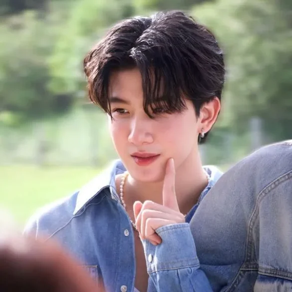 Chụp gần ảnh Khaotung Thanawat Ratanakitpaisan mặc áo denim
