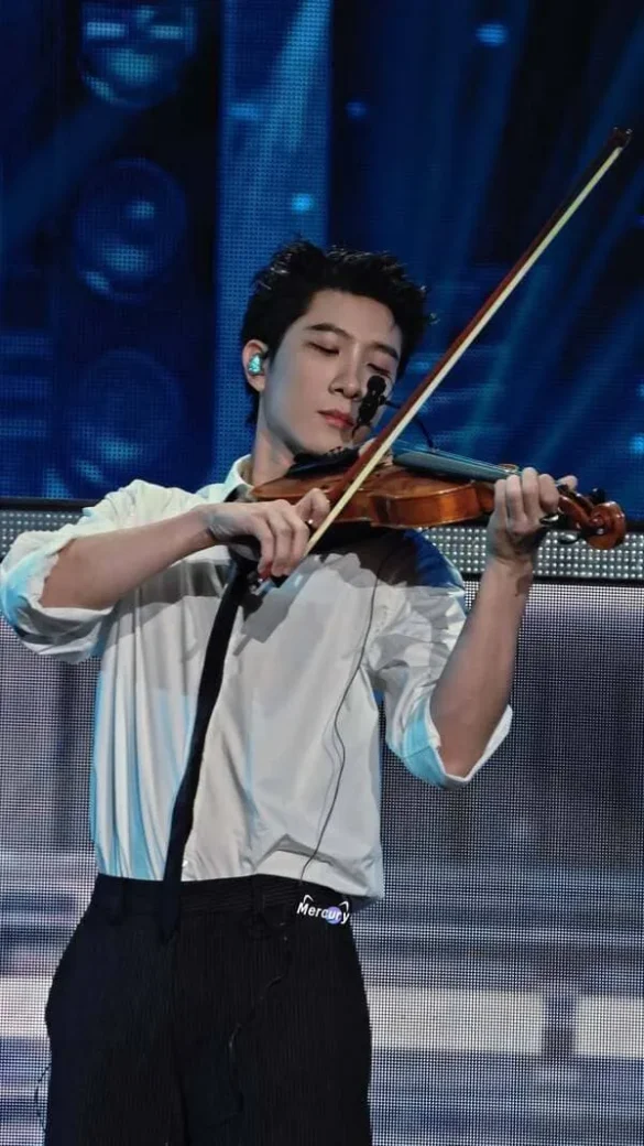 ảnh Khaotung Thanawat Ratanakitpaisan chơi violin