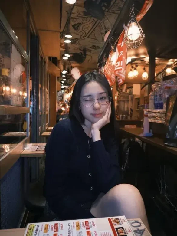 Chelsea Napapat Sattha-atikom ở quán ăn tối