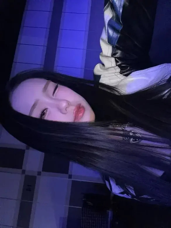 Chelsea Napapat Sattha-atikom selfie nhắm 1 mắt